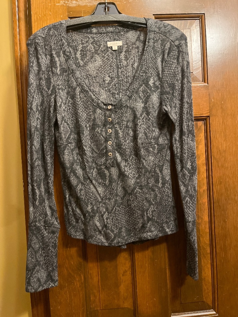 NWOT Pilcro for Anthropologie Blk/Gray Snake Print, Long Sleeve Henley Top.  Med